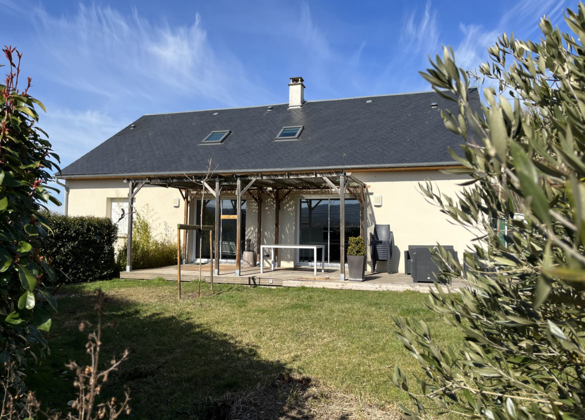  Maison proche du centre ville d'Espalion avec vue dégagée, garage et terrain