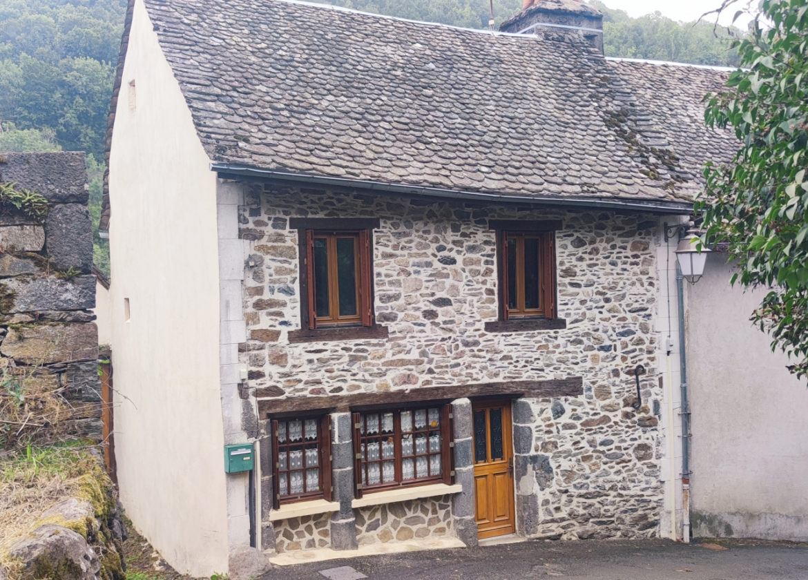 Coeur de village, ST CHELY D'AUBRAC, maison en pierre de Type 3