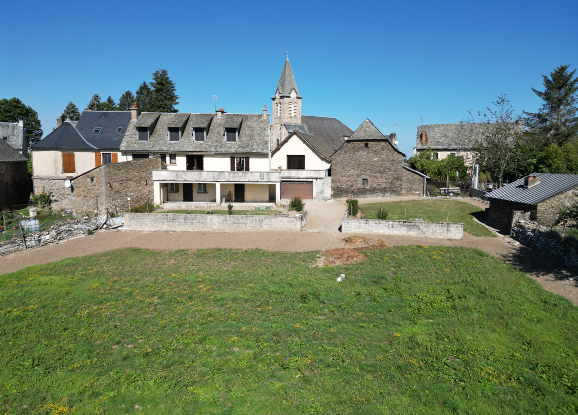 Ensemble immobilier à mi-chemin entre Espalion et Laguiole