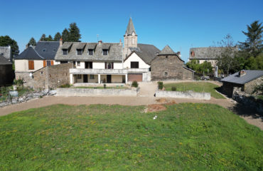 Ensemble immobilier à mi-chemin entre Espalion et Laguiole