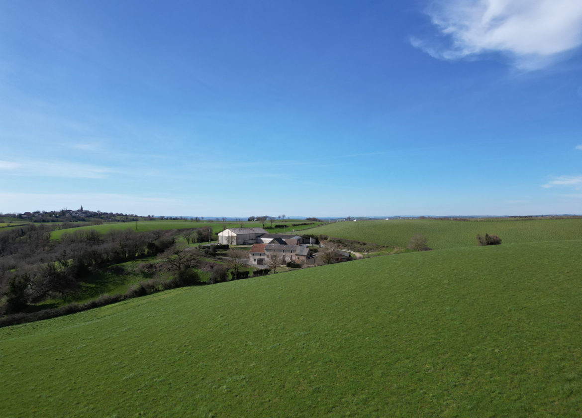 ENSEMBLE IMMOBILIER COMPOSÉ D'UN CORPS DE FERME ET DE 24 HECTARES DE TERRAIN