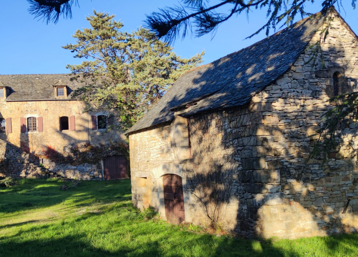 Ensemble immobilier en pierres, à 15 minutes de BOZOULS