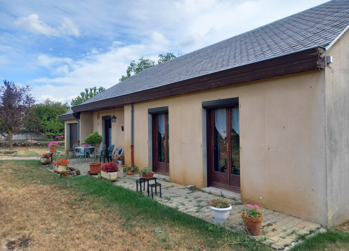 Entre BOZOULS et ESPALION, maison de Type 4, de plain pied, 1000 m2 de terrain.