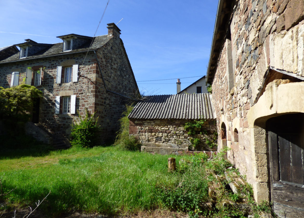 ESPALION, corps de ferme sur une parcelle de 4200 m2, à restaurer