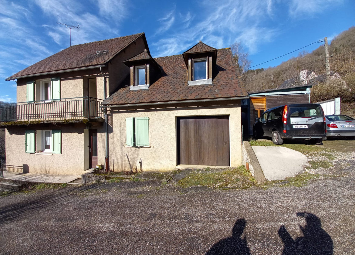 ESTAING, Immeuble de rapport de 2 logements, loués avec terrain et garage.