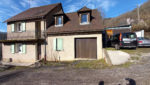 ESTAING, Immeuble de rapport de 2 logements, loués avec terrain et garage.