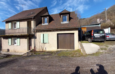 ESTAING, Immeuble de rapport de 2 logements, loués avec terrain et garage.