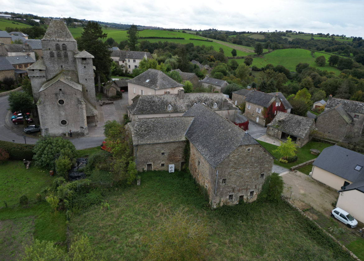 Granges en pierres avec dépendances et terrain