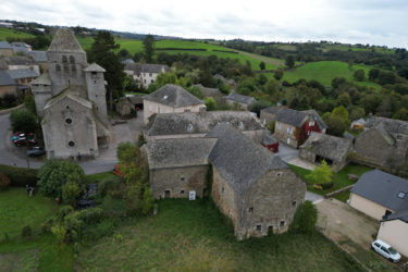 Granges en pierres avec dépendances et terrain