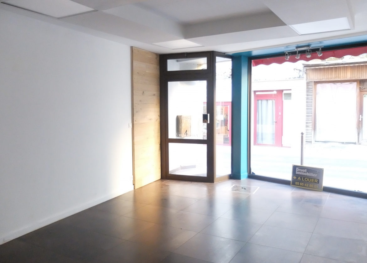 LOCAL 38 M2 ENVIRON - rue principale - St Geniez d'Olt et Aubrac