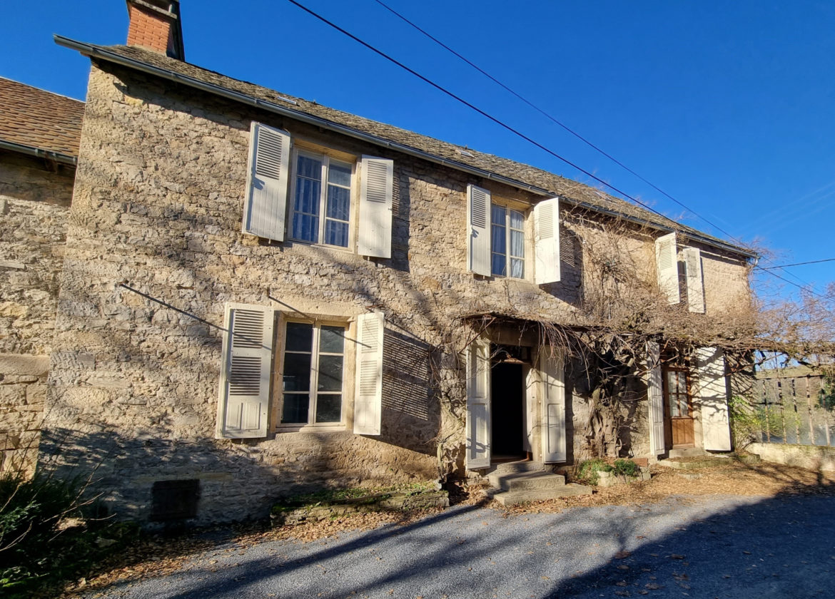 MAISON avec jardin et terrain. - Secteur Laissac