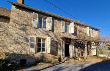 MAISON avec jardin et terrain. - Secteur Laissac