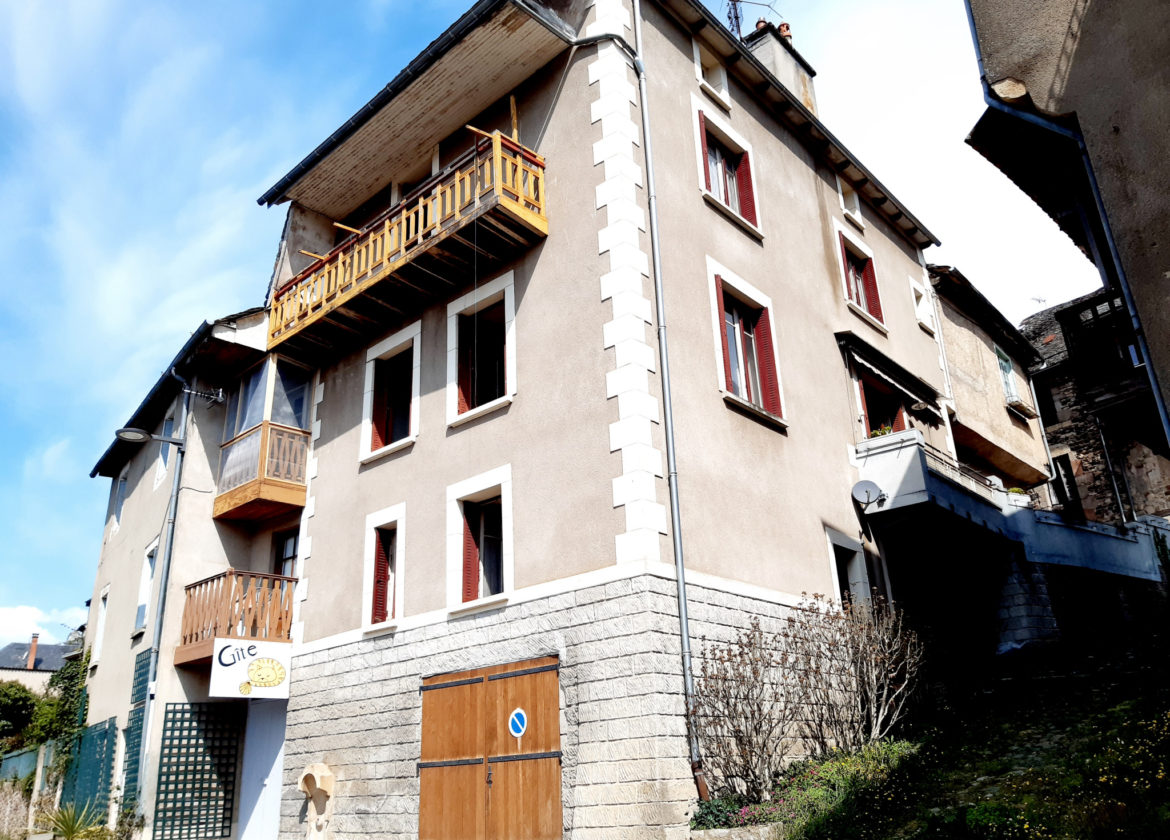 Maison de Type 4/5 avec garage, terrasse et balcon à 2 minutes du centre ville de St Côme d'Olt.