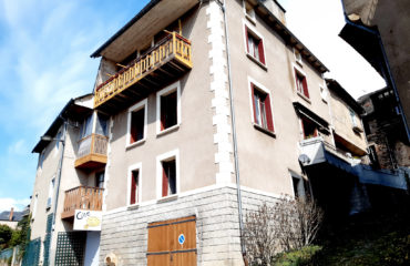 Maison de Type 4/5 avec garage, terrasse et balcon à 2 minutes du centre ville de St Côme d'Olt.