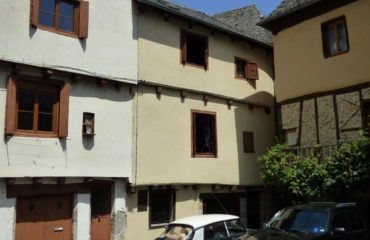 Maison de ville en pierres de Type 2/3, ENTRAYGUES SUR TRUYERE