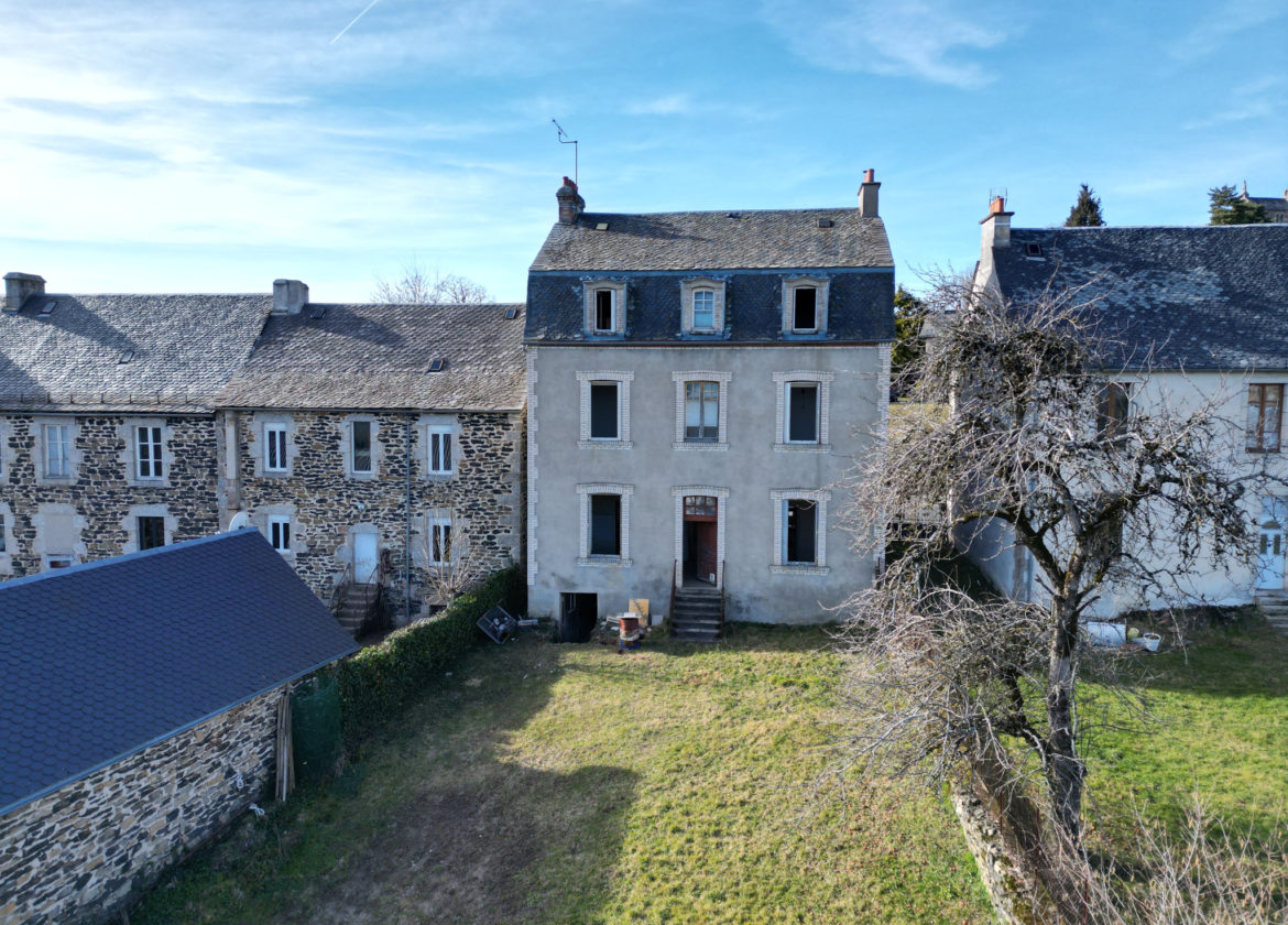 Maison d'habitation divisée en 3 logements avec terrain attenant