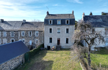 Maison d'habitation divisée en 3 logements avec terrain attenant