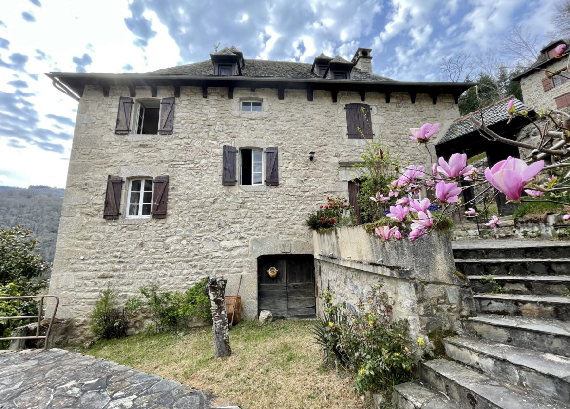 Maison en pierre avec vue dégagée