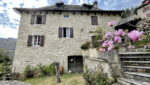 Maison en pierre avec vue dégagée