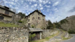 Maison en pierre avec vue dégagée