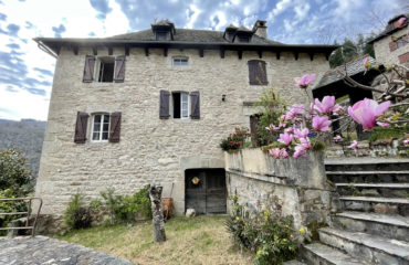 Maison en pierre avec vue dégagée