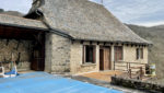 Maison en pierre avec vue dégagée