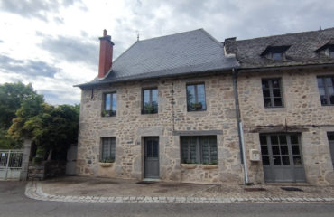 Maison en pierres, 4 chambres, terrasse, secteur ENTRAYGUES