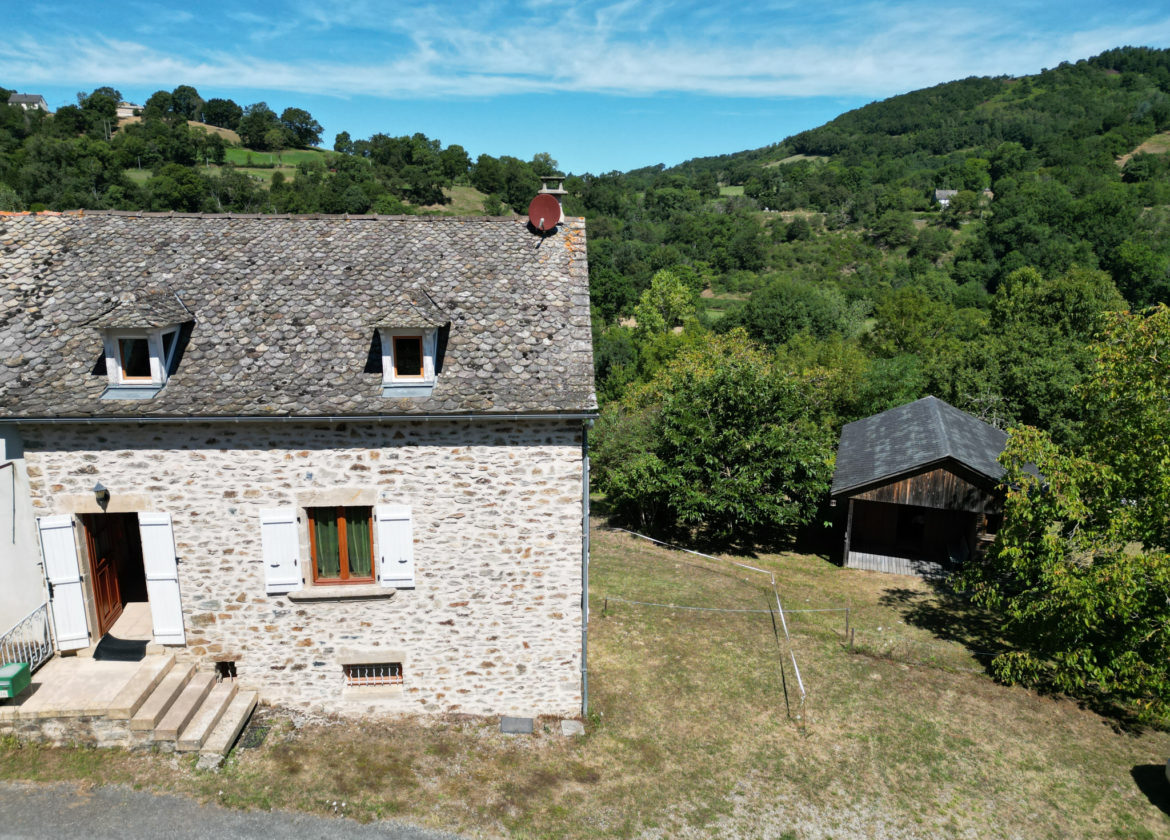 Maison en pierres avec chalet et grand terrain attenant