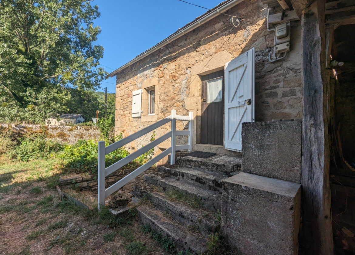 MAISON EN PIERRES avec Hangar et terrain