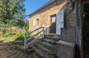 MAISON EN PIERRES avec Hangar et terrain