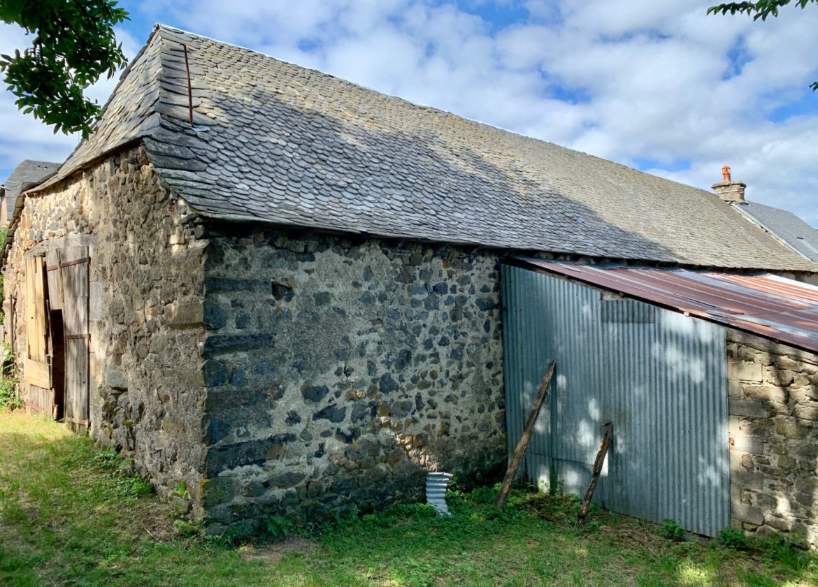 Maison en pierres à rénover entièrement sur la commune d'Argences en Aubrac