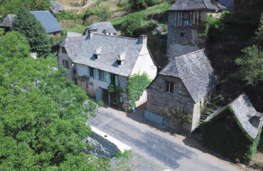 Maison en pierres, dépendances à 15 min d'ENTRAYGUES