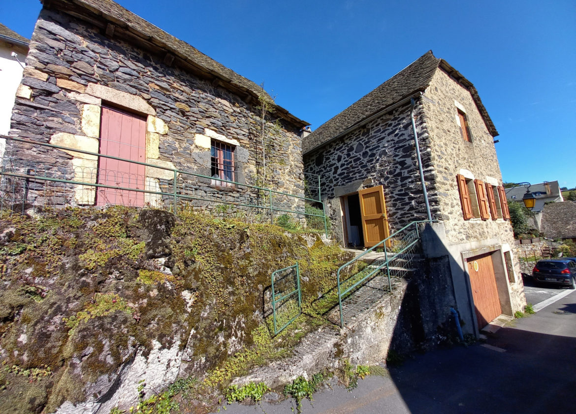 PRADES D AUBRAC, maison Type 3 avec garage et extérieur.