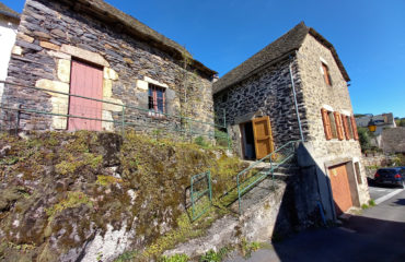 PRADES D AUBRAC, maison Type 3 avec garage et extérieur.