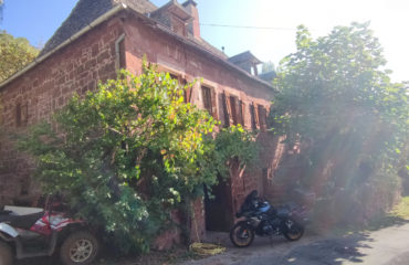 VILLECOMTAL, maison de Type 4 en pierre, garage, dépendance et jardin