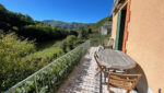 Ensemble immobilier de deux maisons, garages et terrain en bordure de rivière..