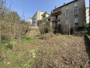 Immeuble composé de 3 appartements, un garage et terrain attenant