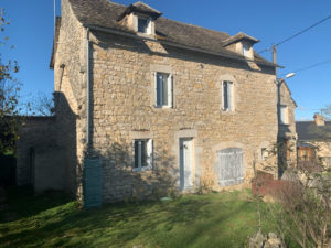 Maison en pierres avec grange