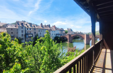 Centre ville ESPALION, appartement de Type 3, balcon, garage.