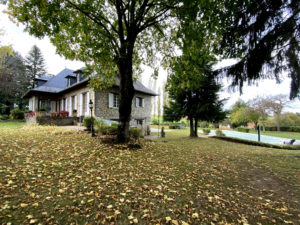 Charmante Maison en pierres de type 8- A moins de 10/12 Minutes du centre ville de RODEZ