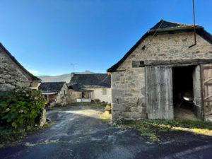 Corps de ferme à 20 minutes d'ENTRAYGUES SUR TRUYERE