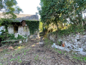 Corps de ferme à 2kms de SAINT AMANS DES COTS