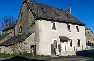 Ensemble de deux maisons, garage, terrasse et jardin