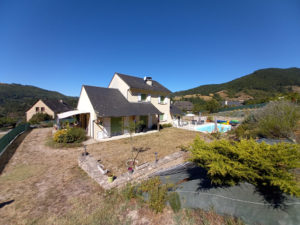 ENTRAYGUES SUR TRUYERE, pavillon de Type 5 avec piscine sur une parcelle de 1540 m2