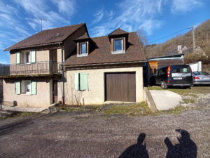 ESTAING, Immeuble de rapport de 2 logements, loués avec terrain et garage.