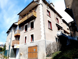 Maison de Type 4/5 avec garage, terrasse et balcon à 2 minutes du centre ville de St Côme d'Olt.