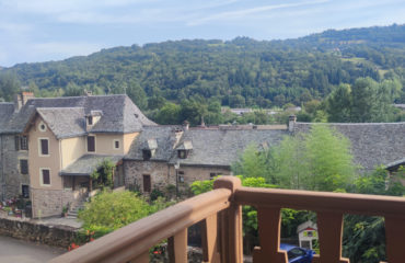 Maison de village avec balcons et garage, centre ville SAINT COME D'OLT.