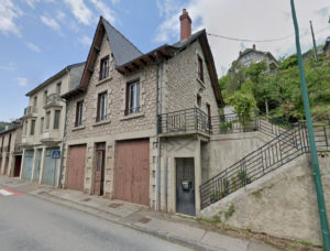 Maison en pierre avec jardin