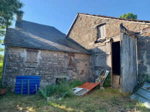 Maison en pierres avec grange à rénover