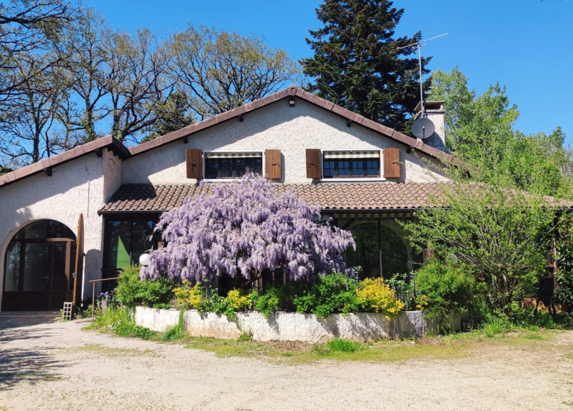 BOZOULS, grande maison de 150 m2 et dépendances sur une parcelle de 4400 m2